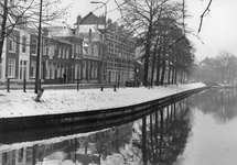 406643 Gezicht op de Stadsbuitengracht langs de Weerdsingel O.Z. te Utrecht, met de huizen Weerdsingel O.Z. 73 (links) ...